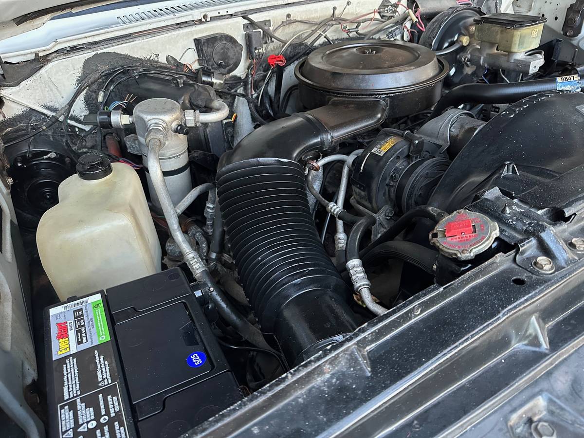 Chevy-suburban-4x4-1989-white-11