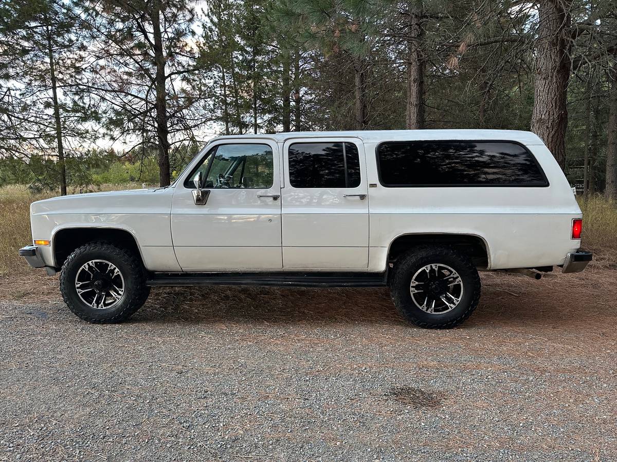 Chevy-suburban-4x4-1989-white-12