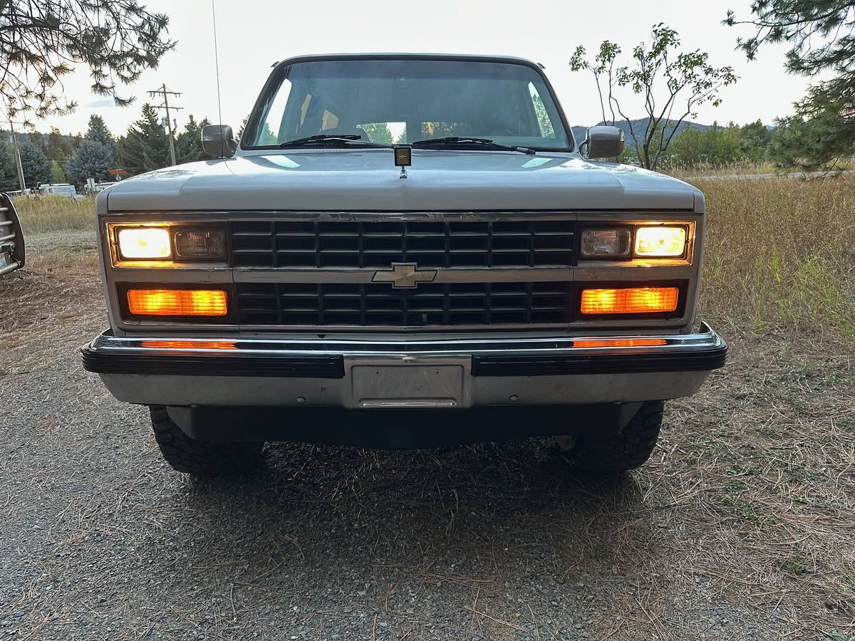 Chevy-suburban-4x4-1989-white-13