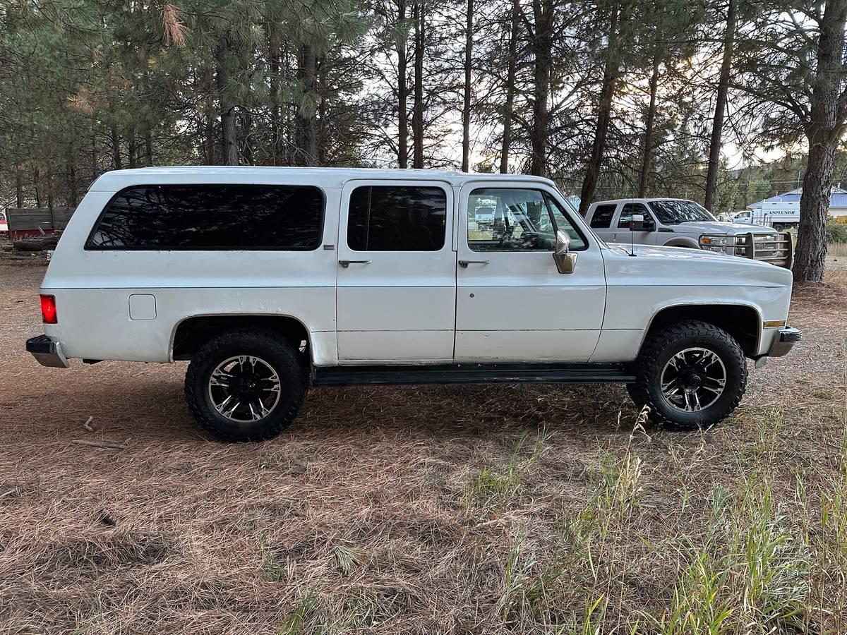 Chevy-suburban-4x4-1989-white-2