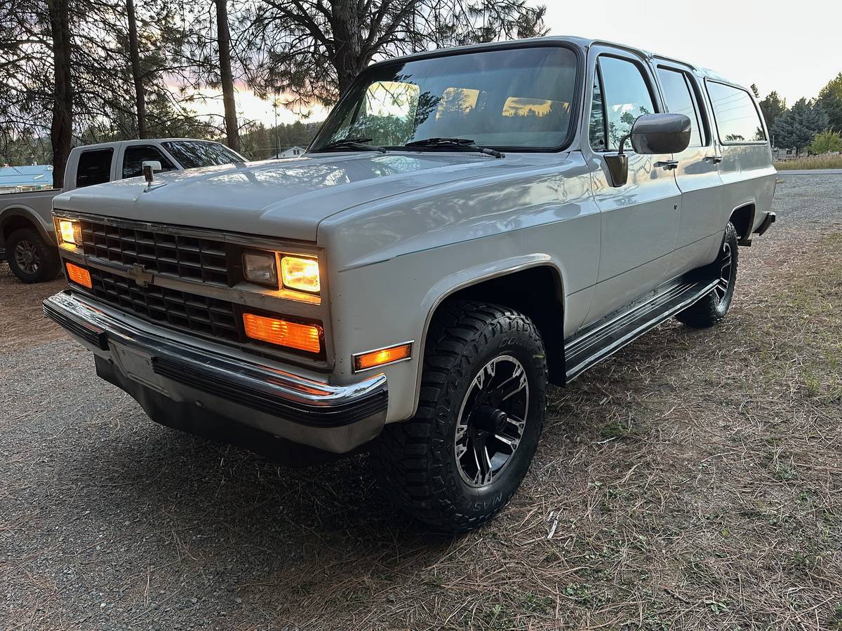 Chevy-suburban-4x4-1989-white