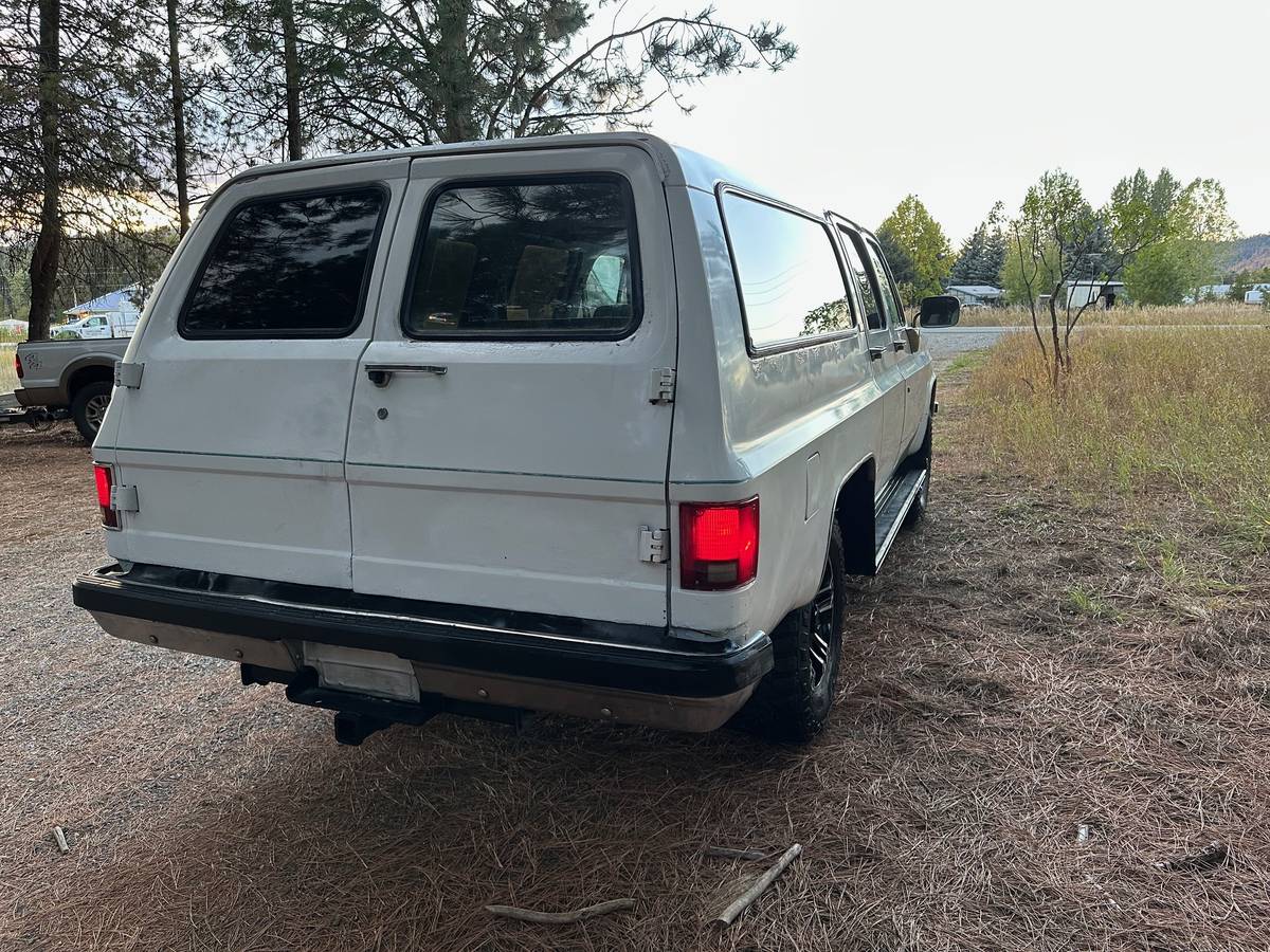 Chevy-suburban-4x4-1989-white-4