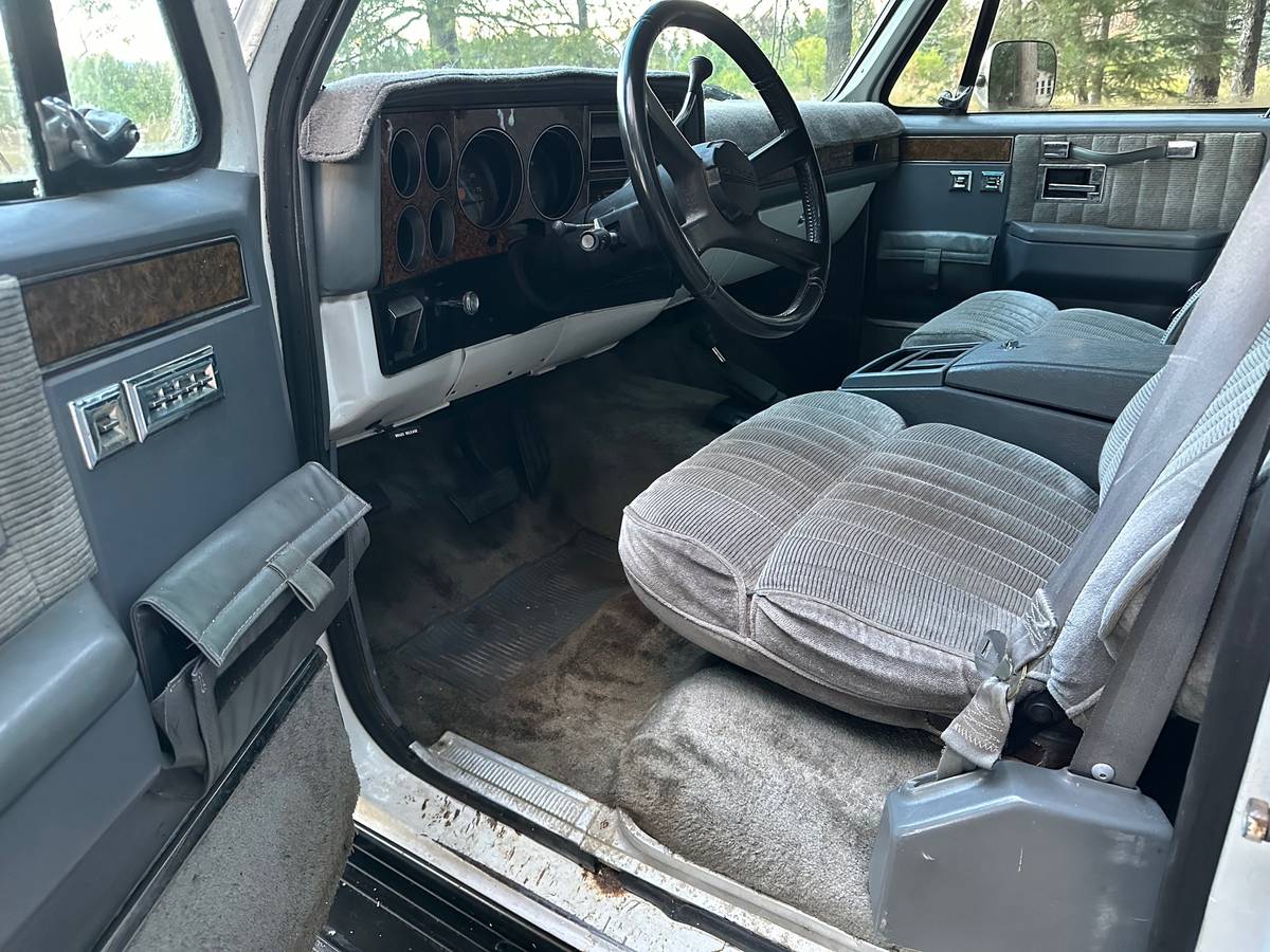 Chevy-suburban-4x4-1989-white-5