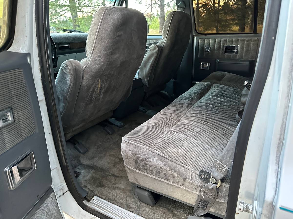 Chevy-suburban-4x4-1989-white-6