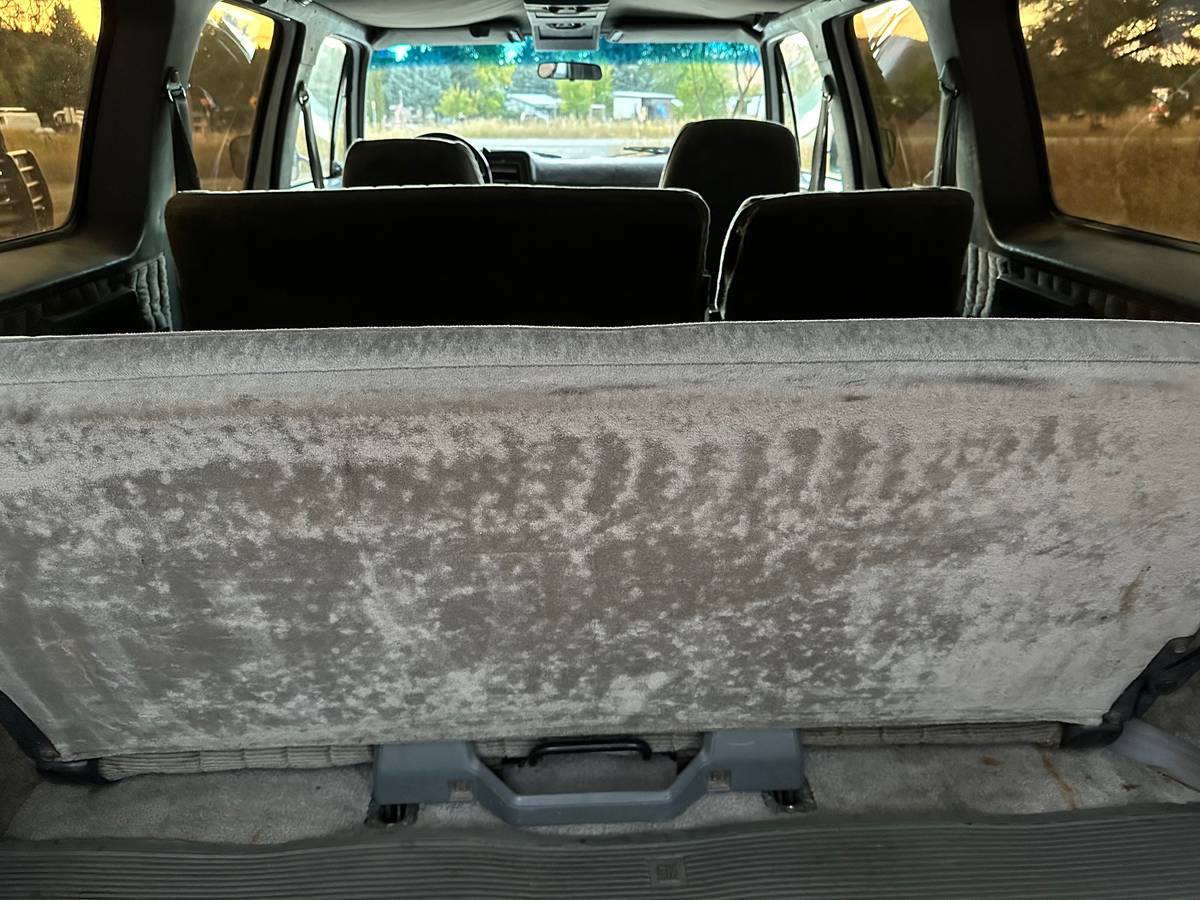 Chevy-suburban-4x4-1989-white-7