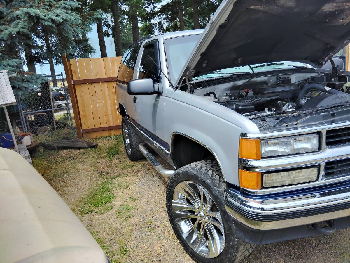 Chevy-tahoe-1995-grey