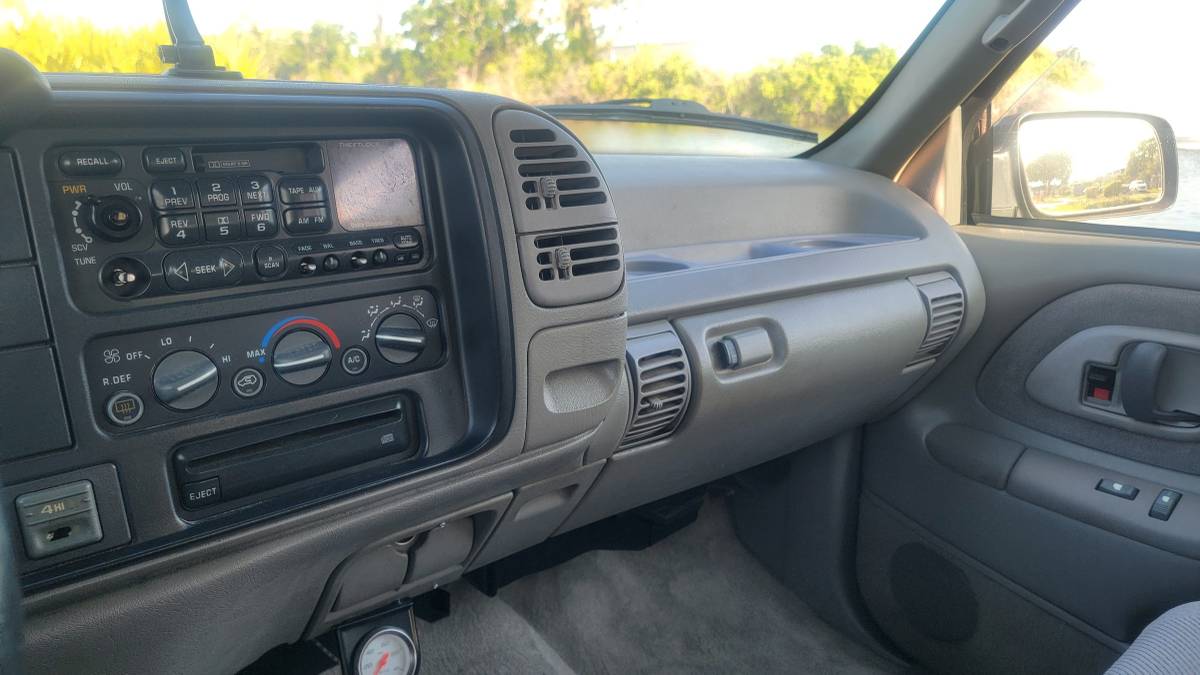 Chevy-tahoe-4x4-1996-blue-16
