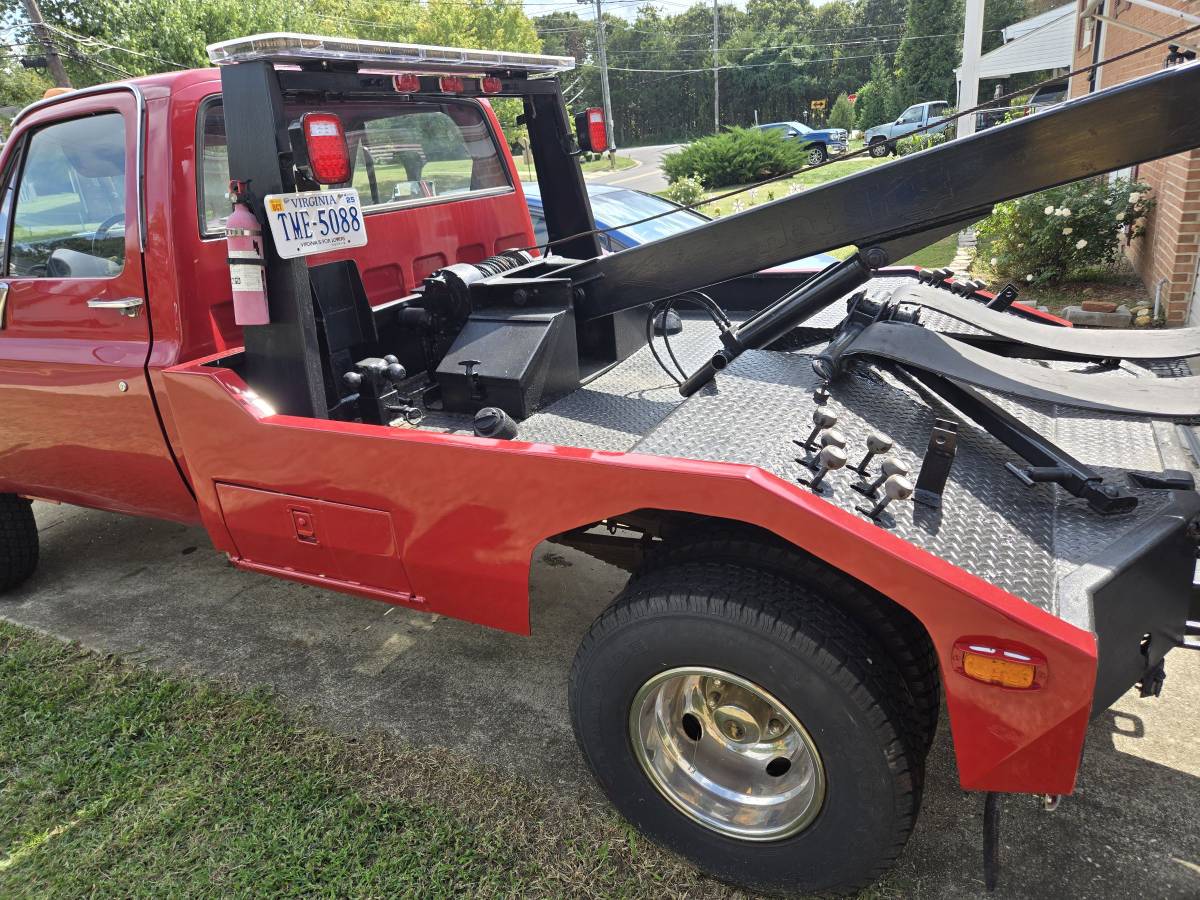 Chevy-v30-wrecker-tow-truck-1987-red-1