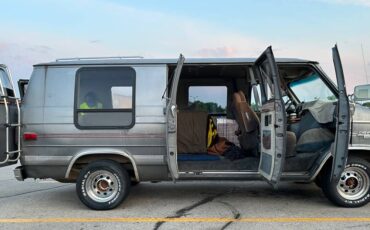 Chevy-van-1988-grey-1