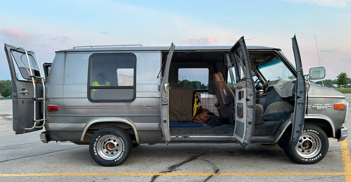 Chevy-van-1988-grey-1