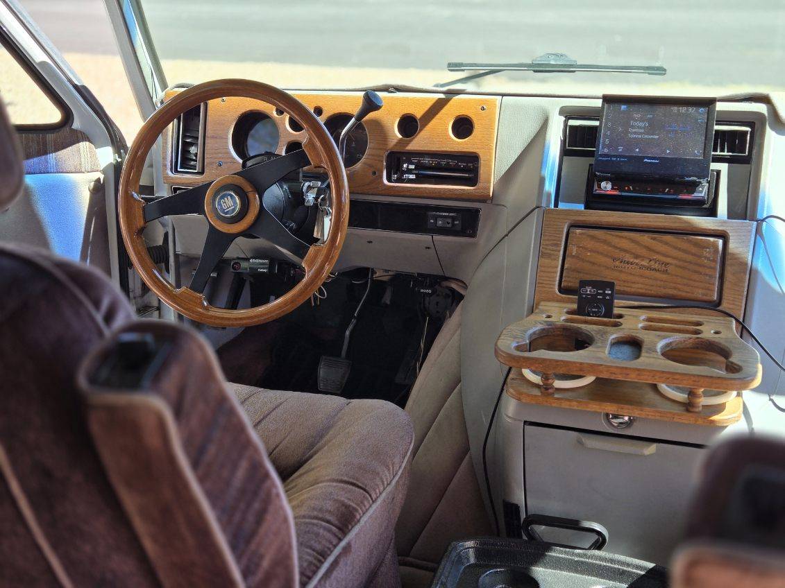 Chevy-van-1991-white-2