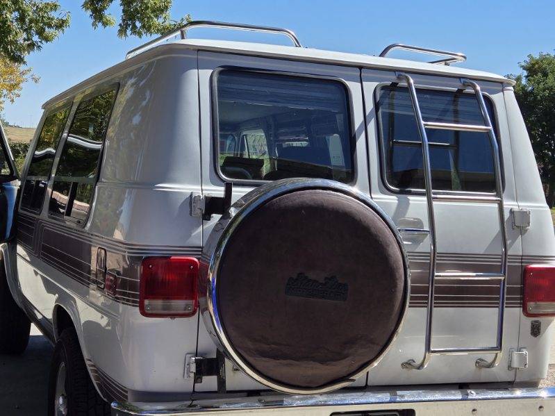 Chevy-van-1991-white-3