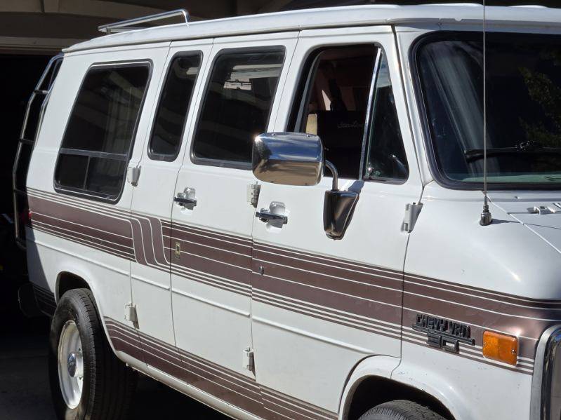 Chevy-van-1991-white-7
