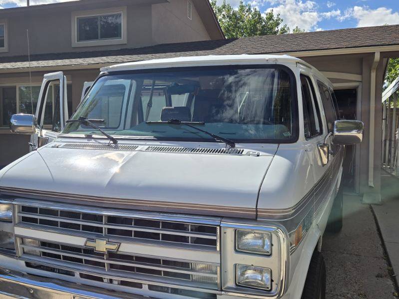 Chevy-van-1991-white-8