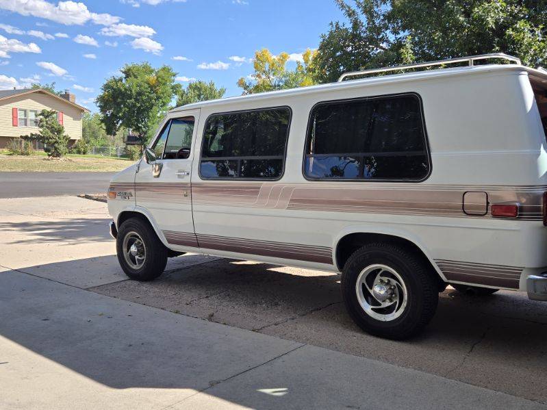 Chevy-van-1991-white-9
