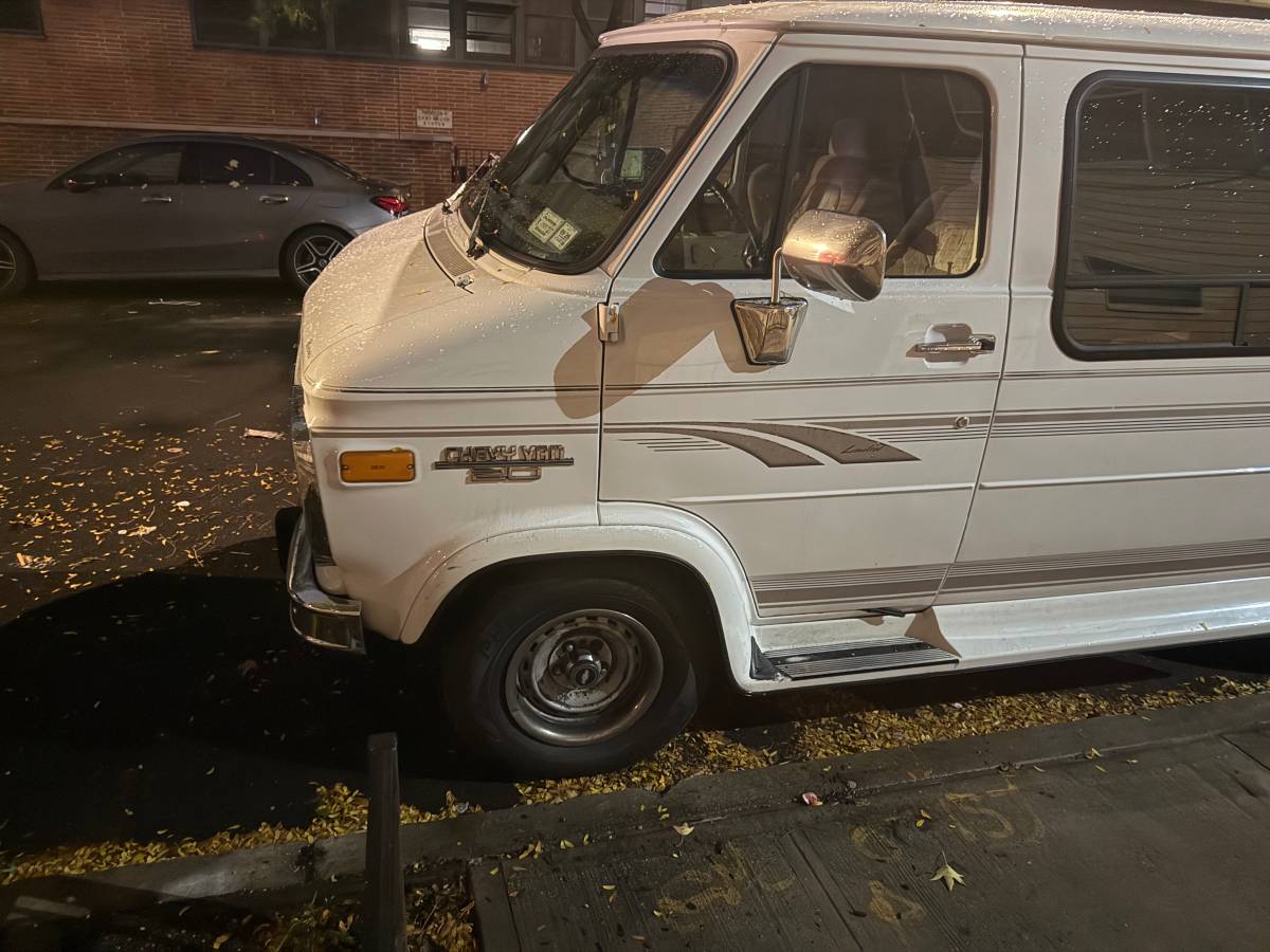 Chevy-van-1995-white-3