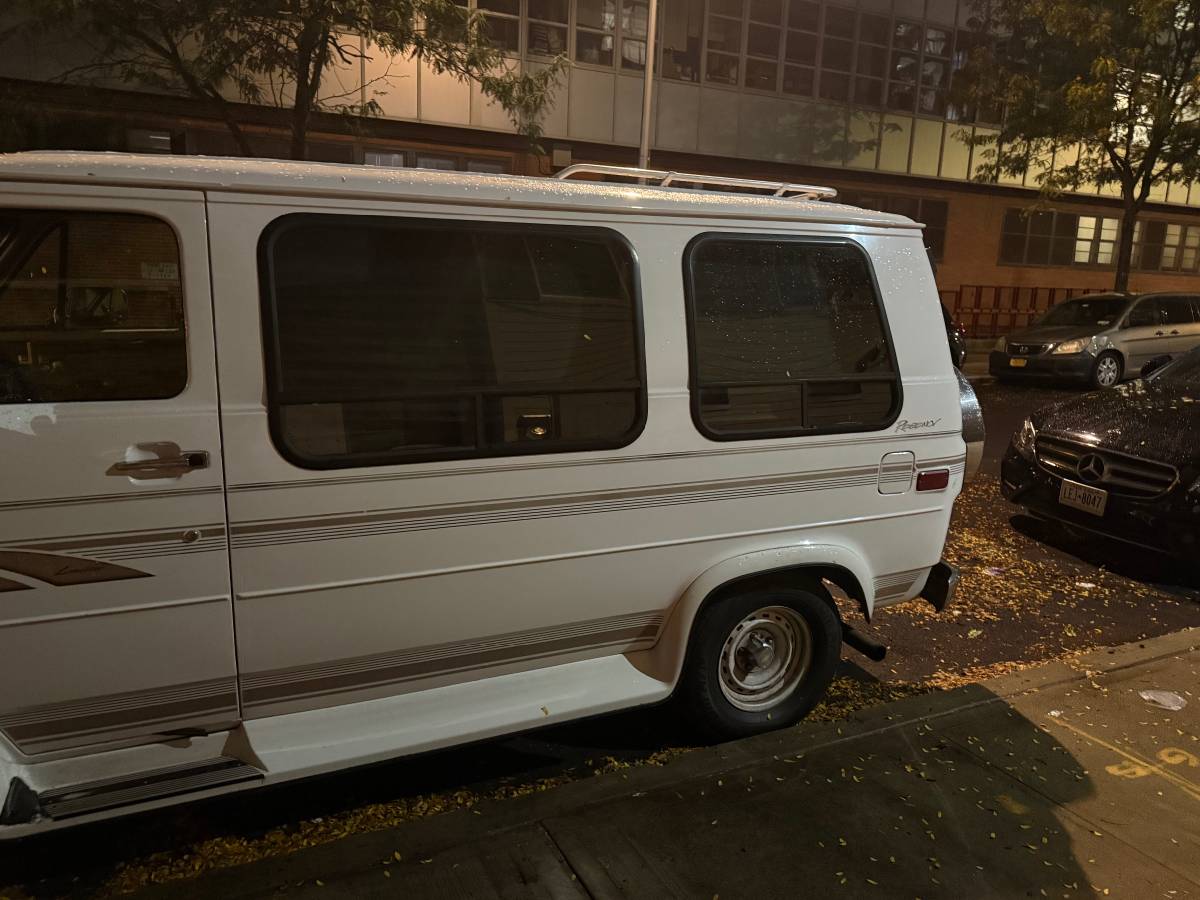Chevy-van-1995-white-5