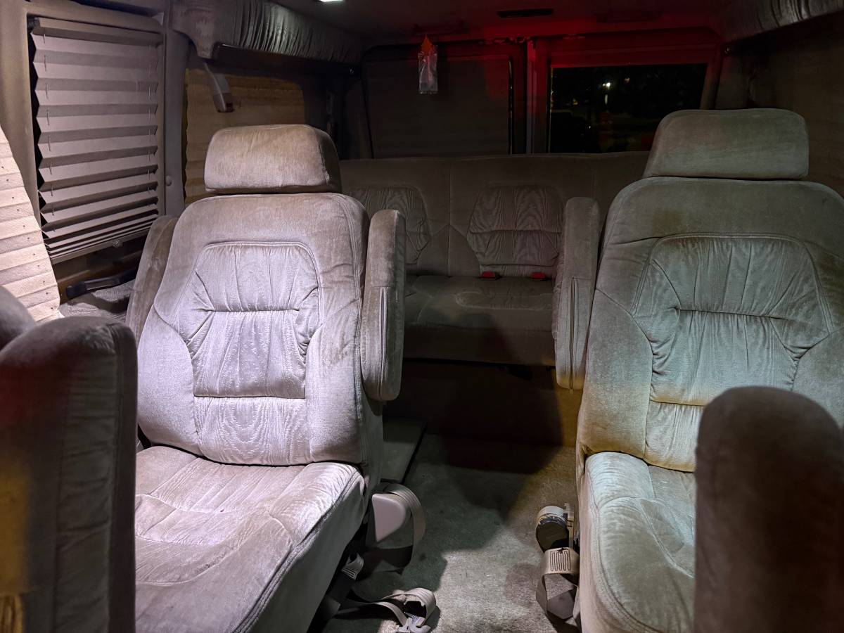 Chevy-van-1995-white-8