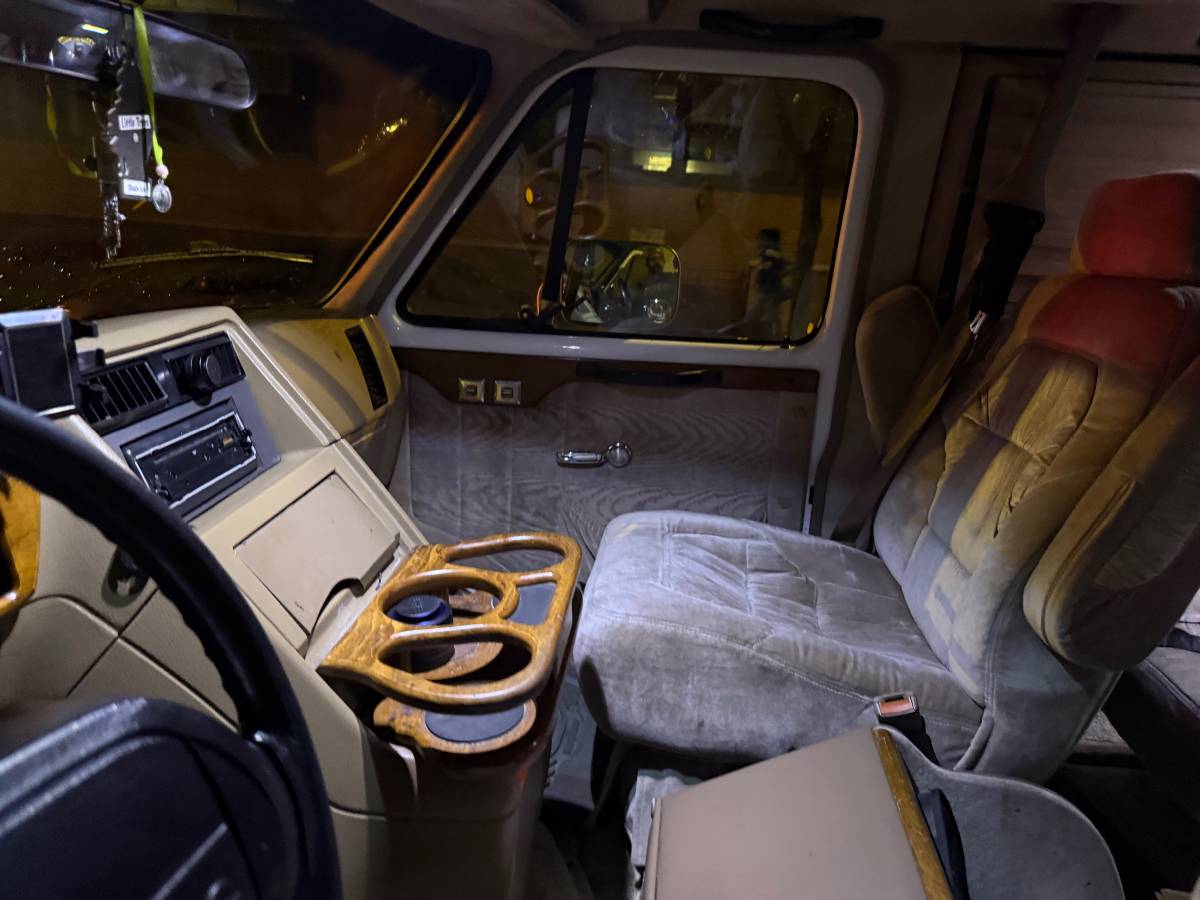 Chevy-van-1995-white-9