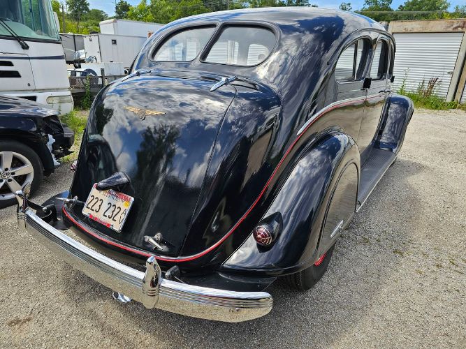 Chrysler-Airflow-1937-8