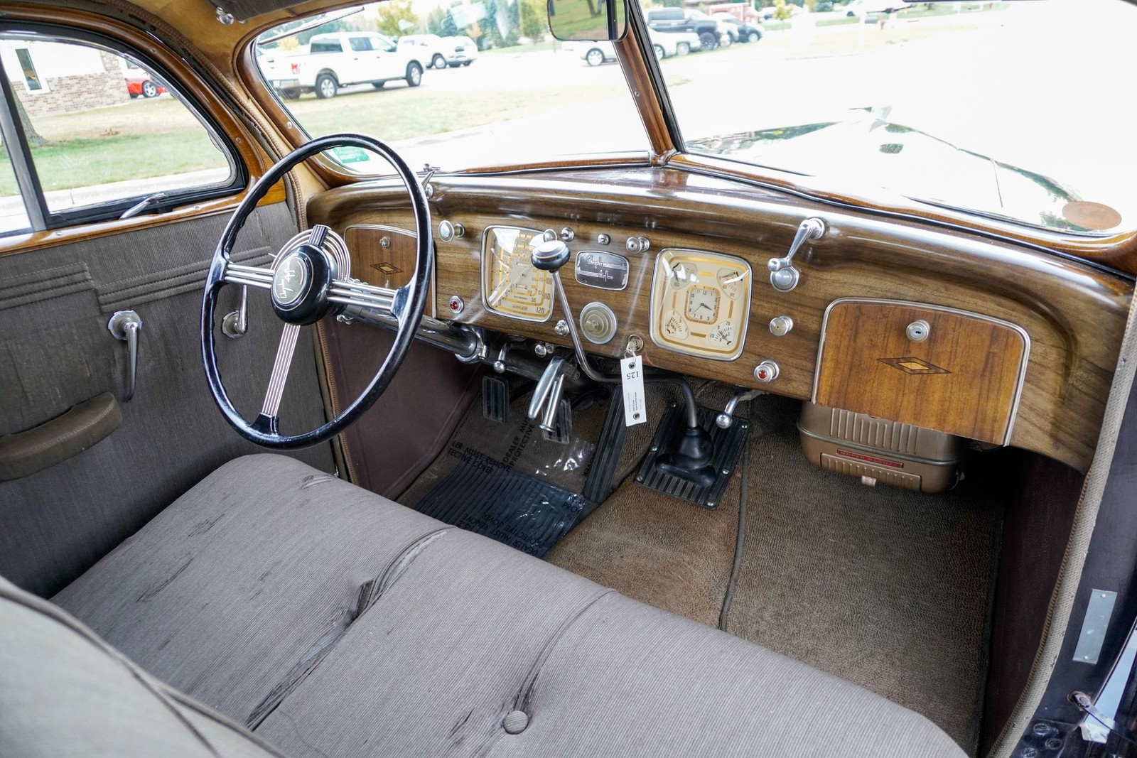 Chrysler-Imperial-Airflow-Sedan-1936-Sedan-11