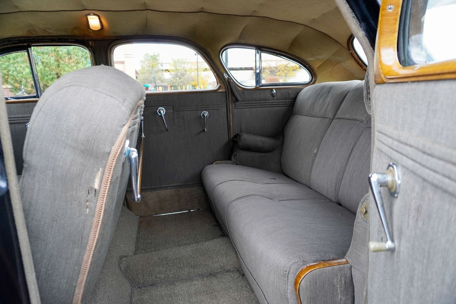 Chrysler-Imperial-Airflow-Sedan-1936-Sedan-14