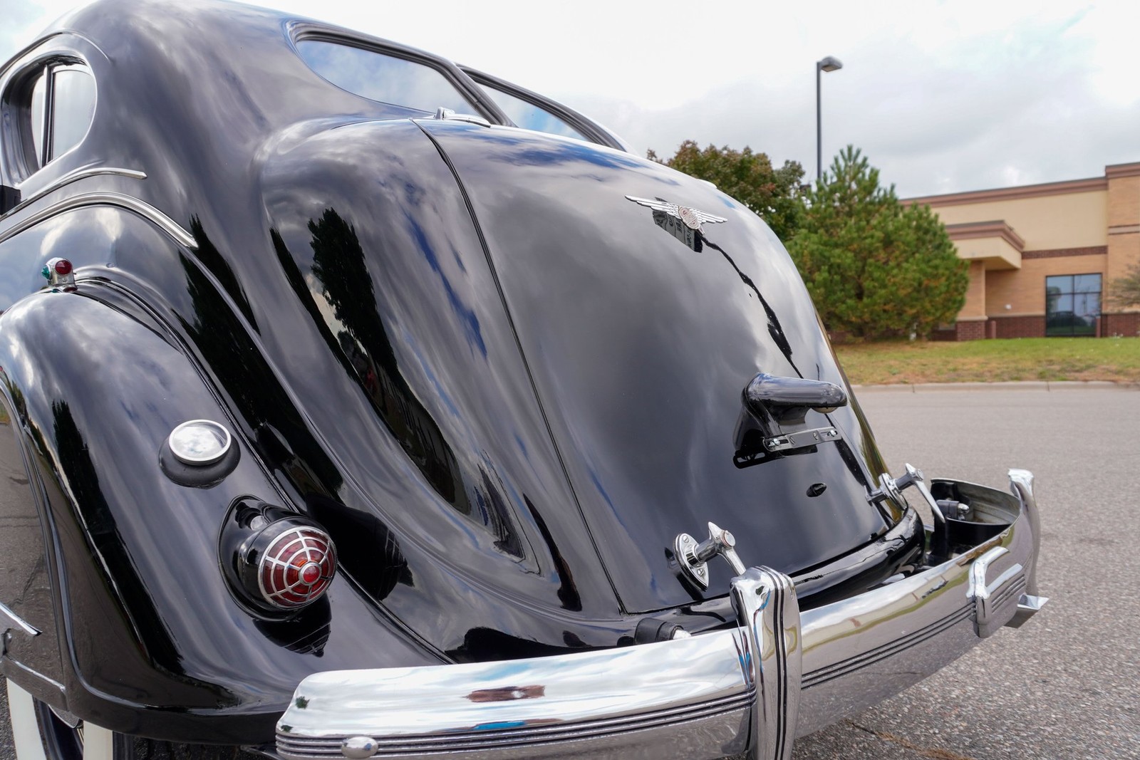 Chrysler-Imperial-Airflow-Sedan-1936-Sedan-28