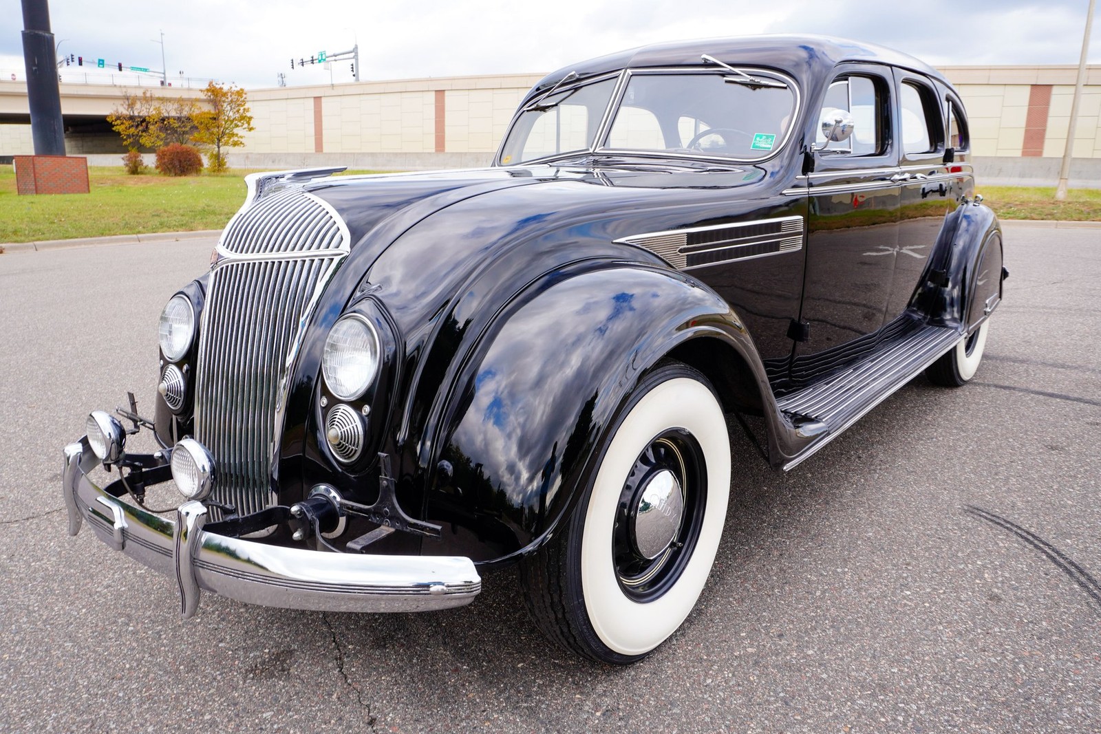 Chrysler-Imperial-Airflow-Sedan-1936-Sedan-7