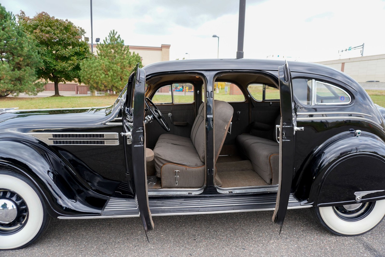 Chrysler-Imperial-Airflow-Sedan-1936-Sedan-9