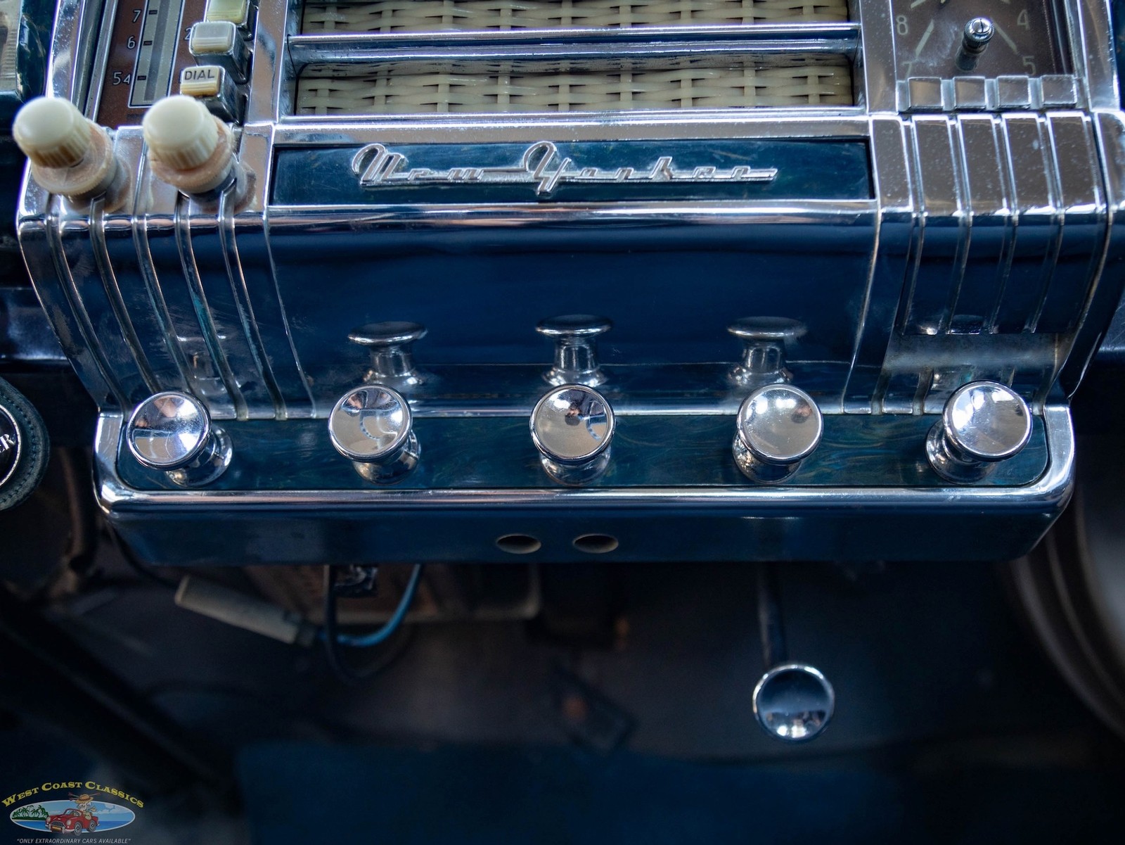 Chrysler-New-Yorker-2-Door-Club-Coupe-1942-2-Door-Coupe-37