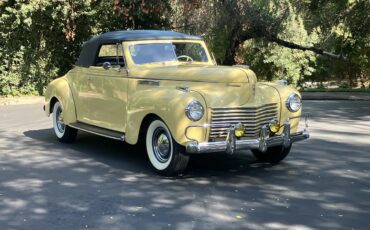 Chrysler-New-yorker-1940-Pale-Yellow-Blue-1