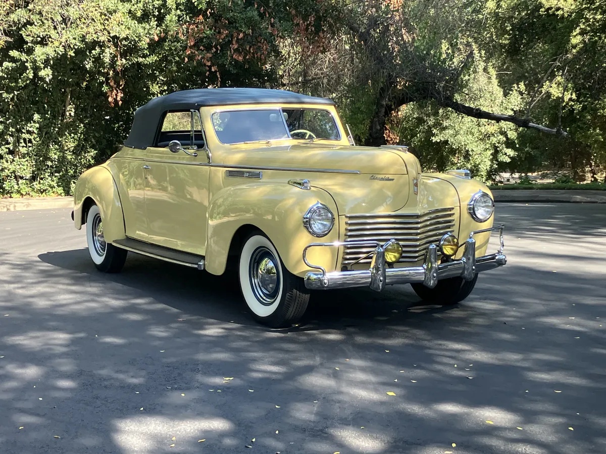 Chrysler-New-yorker-1940-Pale-Yellow-Blue-1