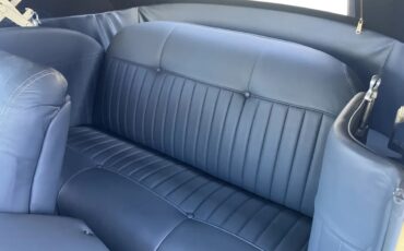 Chrysler-New-yorker-1940-Pale-Yellow-Blue-10