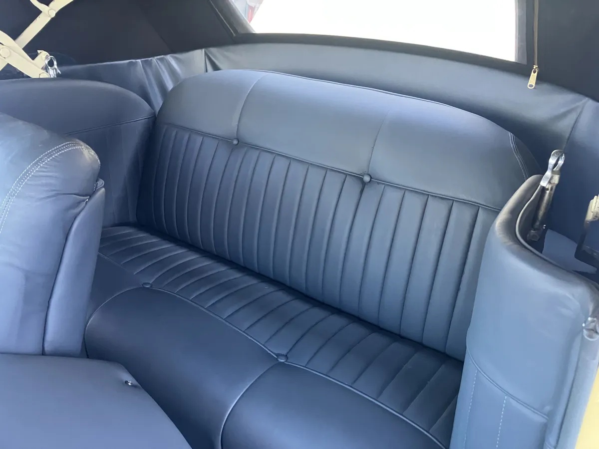 Chrysler-New-yorker-1940-Pale-Yellow-Blue-10