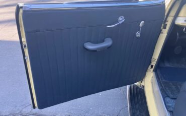 Chrysler-New-yorker-1940-Pale-Yellow-Blue-11