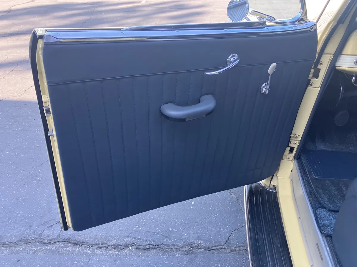 Chrysler-New-yorker-1940-Pale-Yellow-Blue-11