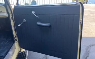 Chrysler-New-yorker-1940-Pale-Yellow-Blue-14