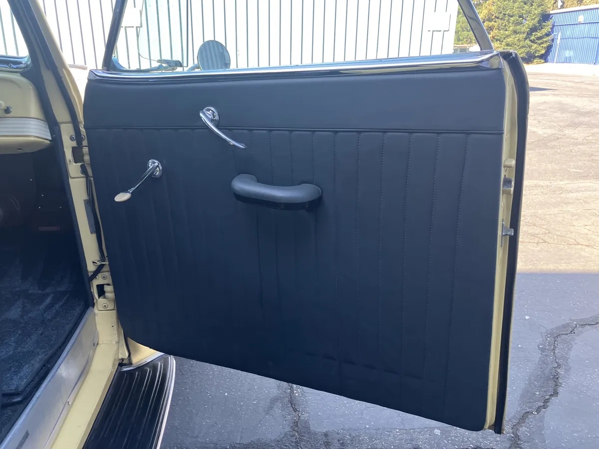 Chrysler-New-yorker-1940-Pale-Yellow-Blue-14
