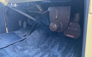 Chrysler-New-yorker-1940-Pale-Yellow-Blue-15