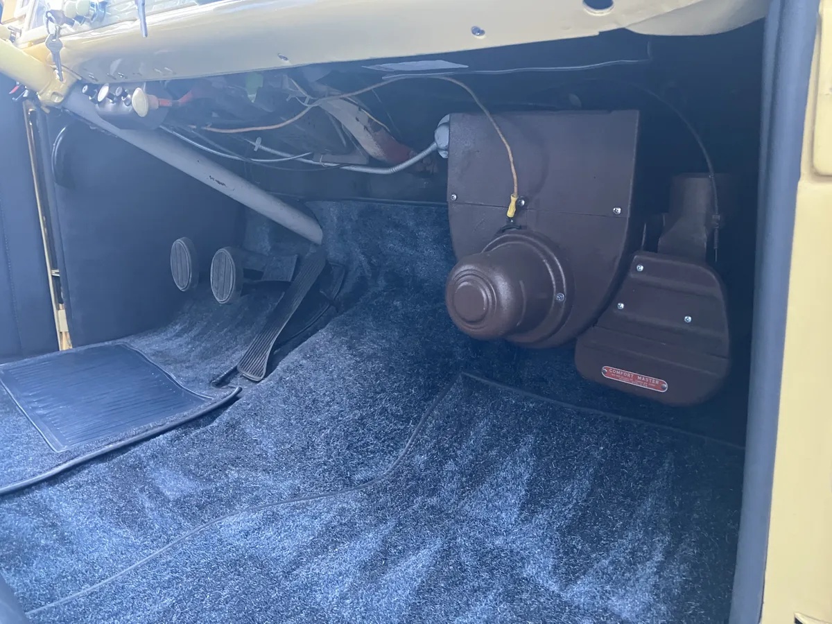 Chrysler-New-yorker-1940-Pale-Yellow-Blue-15