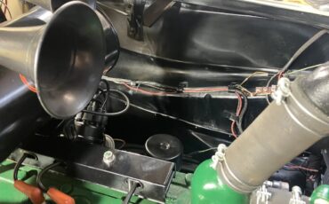 Chrysler-New-yorker-1940-Pale-Yellow-Blue-17