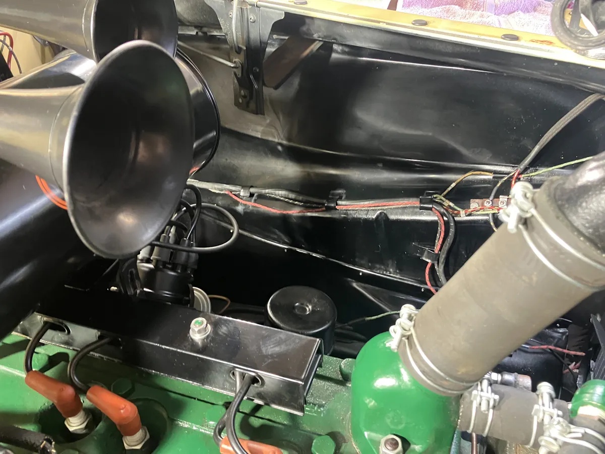 Chrysler-New-yorker-1940-Pale-Yellow-Blue-17