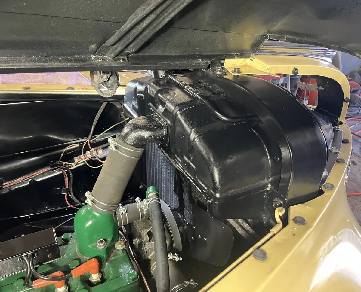 Chrysler-New-yorker-1940-Pale-Yellow-Blue-18