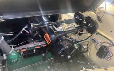 Chrysler-New-yorker-1940-Pale-Yellow-Blue-19