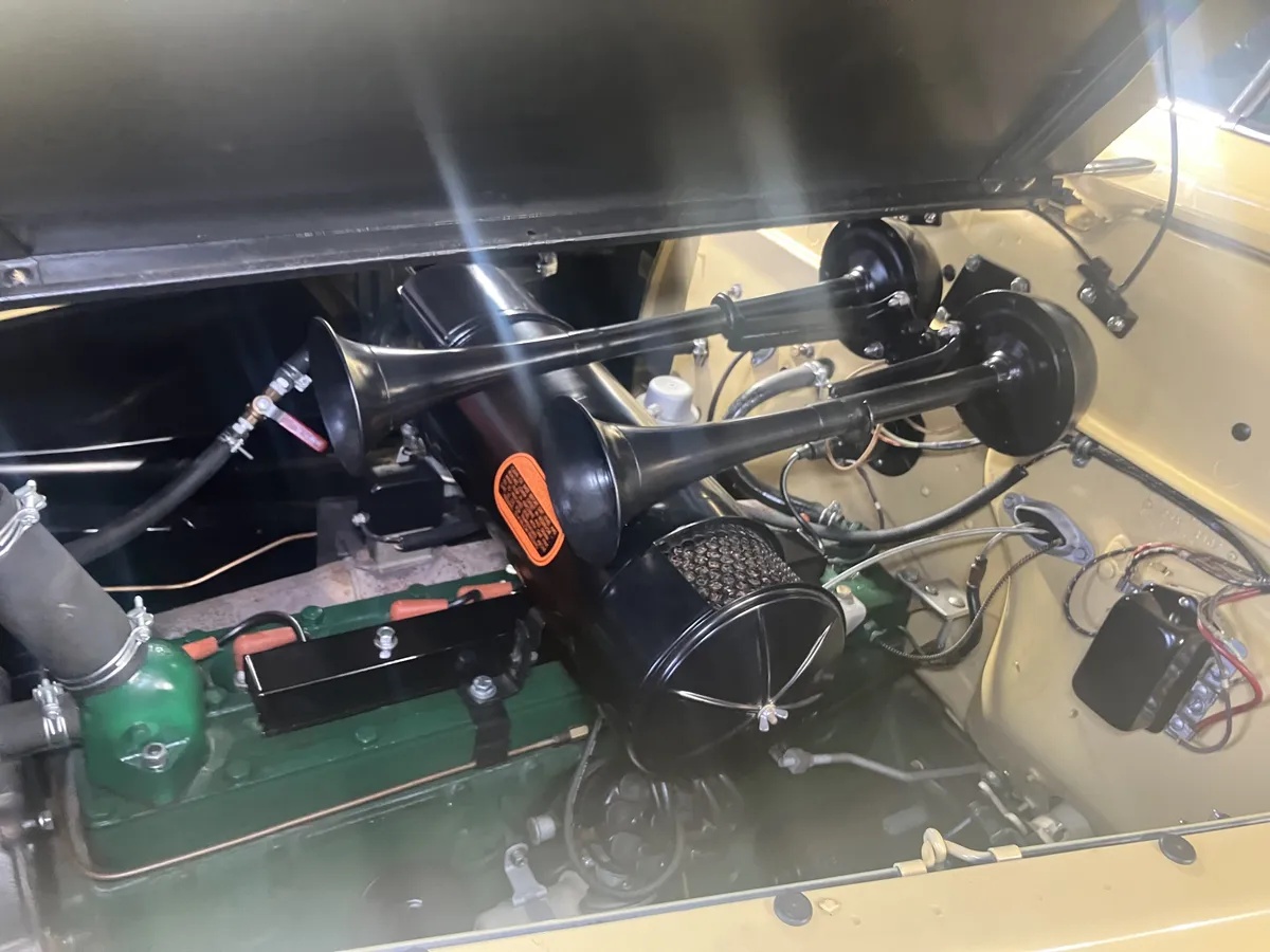 Chrysler-New-yorker-1940-Pale-Yellow-Blue-19