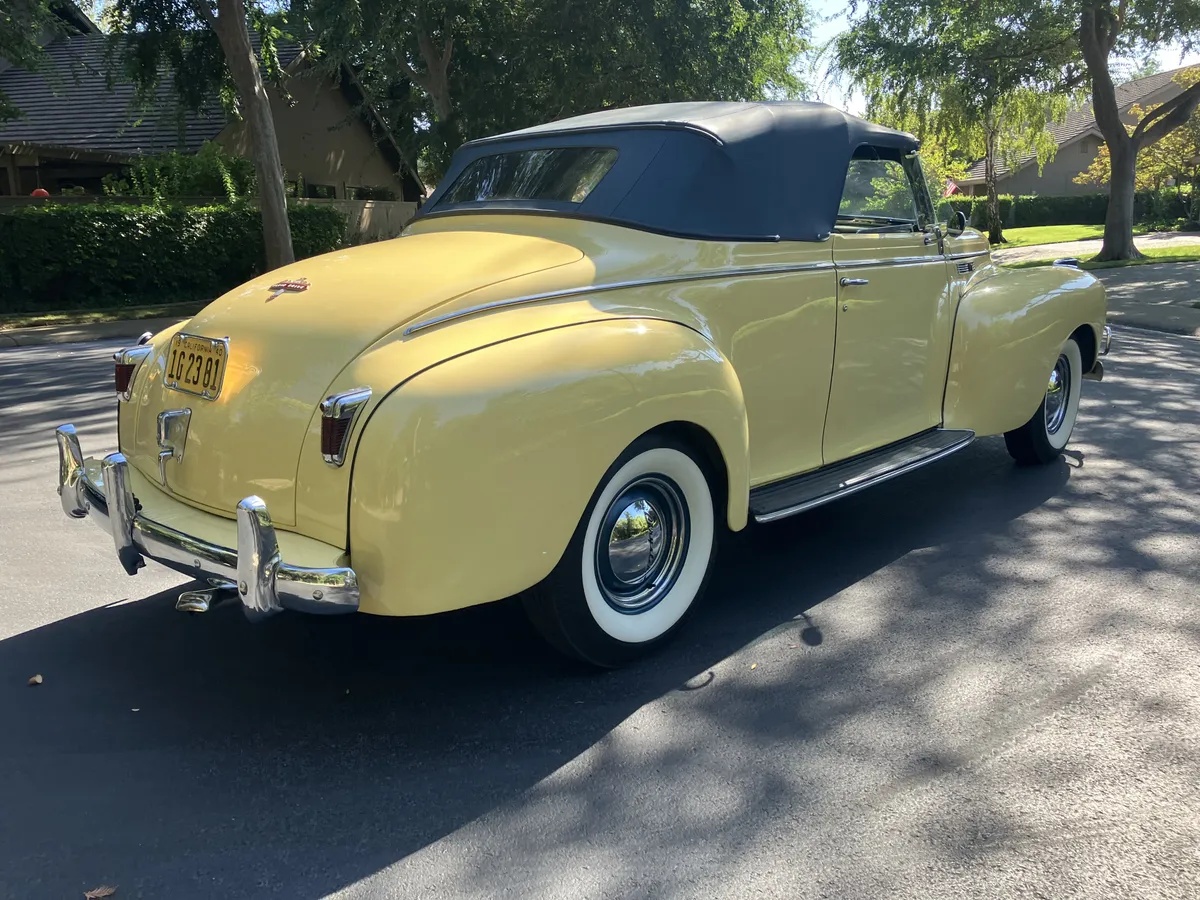 Chrysler-New-yorker-1940-Pale-Yellow-Blue-2