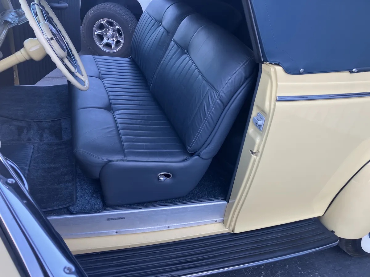 Chrysler-New-yorker-1940-Pale-Yellow-Blue-4