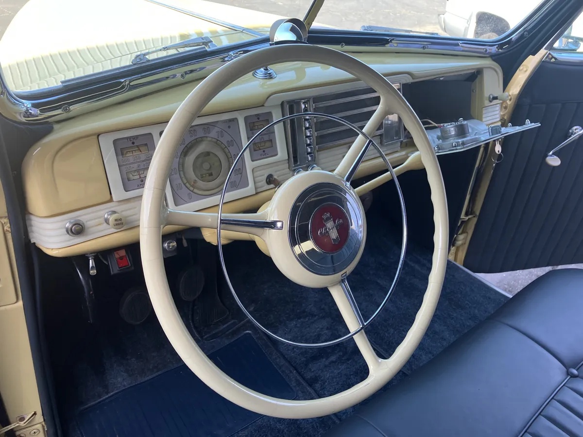 Chrysler-New-yorker-1940-Pale-Yellow-Blue-7