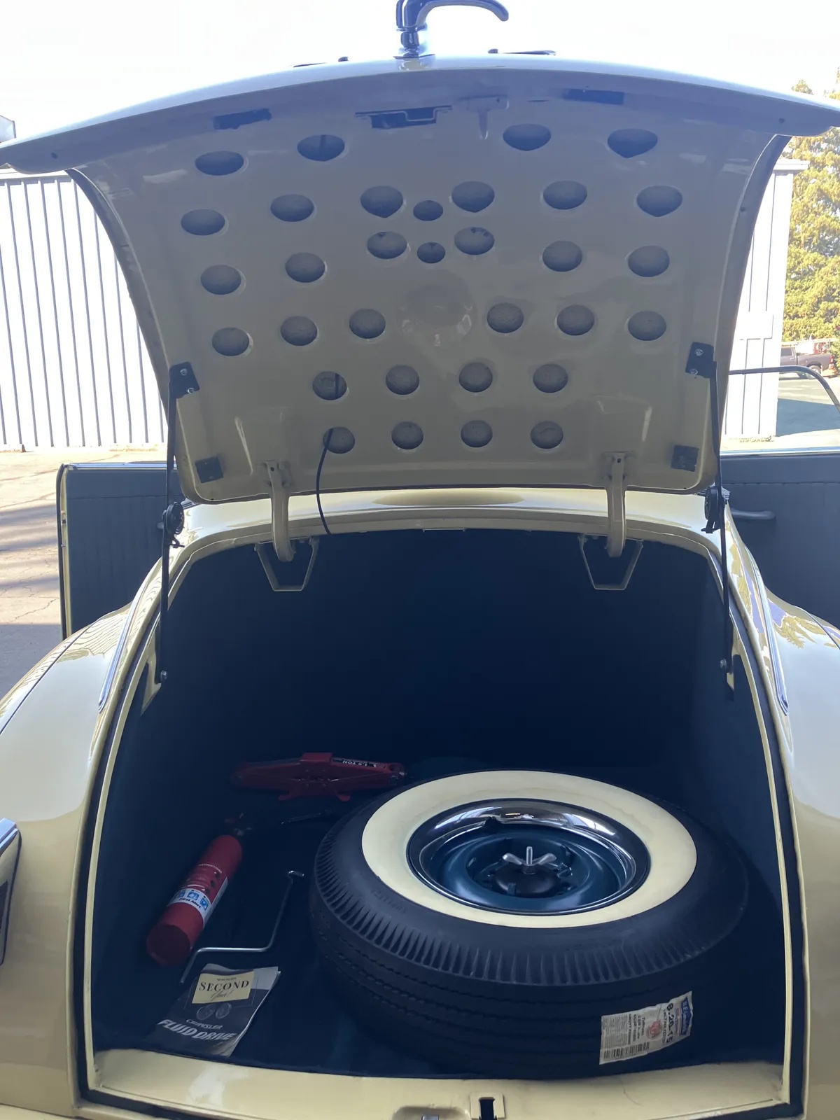 Chrysler-New-yorker-1940-Pale-Yellow-Blue-9