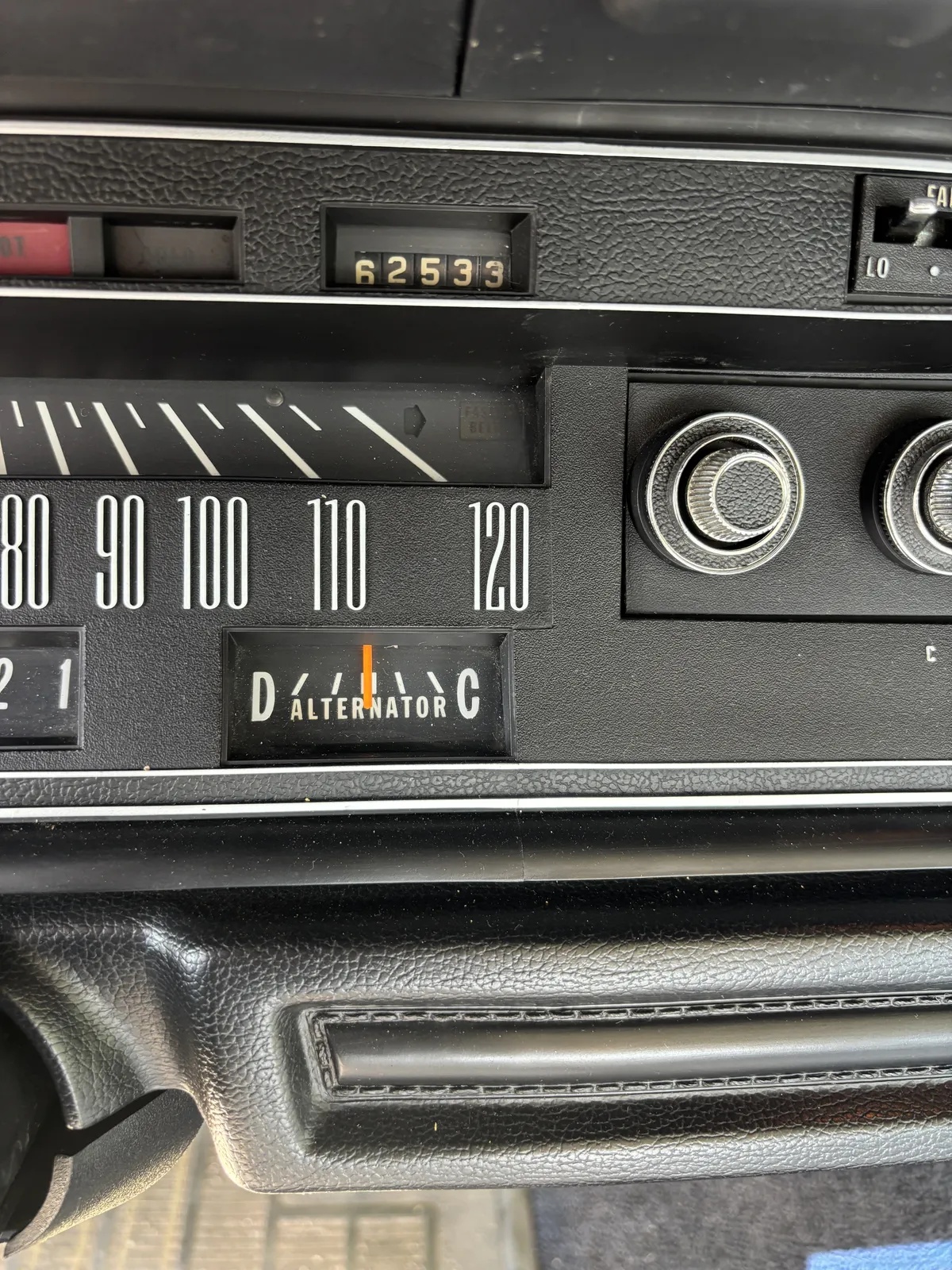 Chrysler-Newport-1973-White-White-10